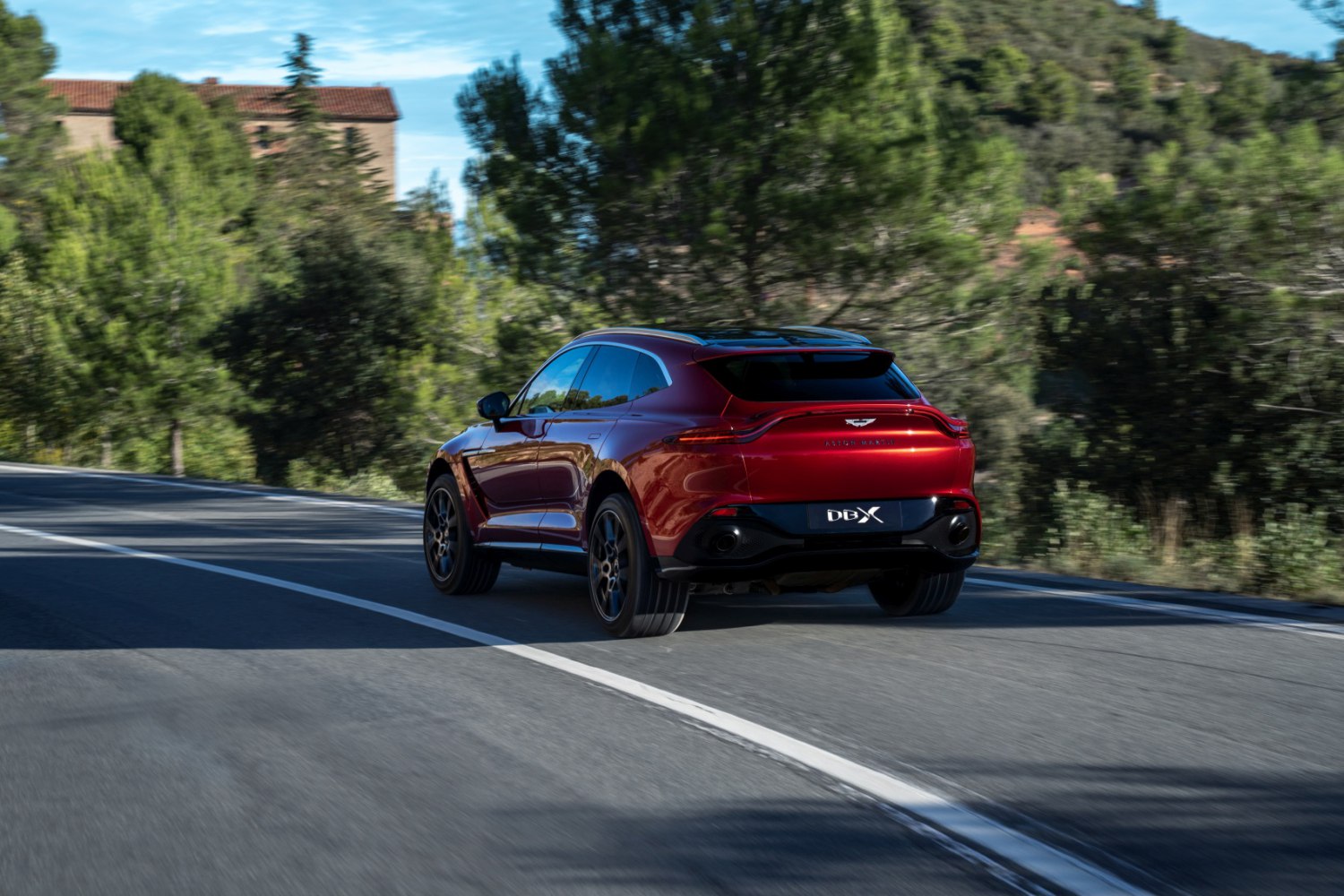 Aston martin dbx 707